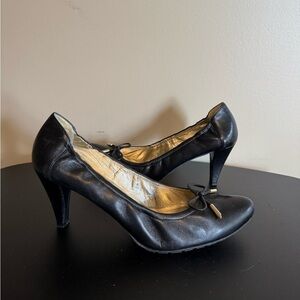 Stuart Weitzman EUC Black Soft Leather Heels with Bow Detail, Size 10.5